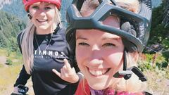 Amanda Dexter, piloto de MTB, sonriendo a c&aacute;mara junto a una amiga en plena sesi&oacute;n de Mountain Bike en el monte.