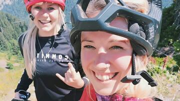 Amanda Dexter, piloto de MTB, sonriendo a c&aacute;mara junto a una amiga en plena sesi&oacute;n de Mountain Bike en el monte.