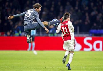 Thomas Müller goes in high on Nicolás Tafliafico