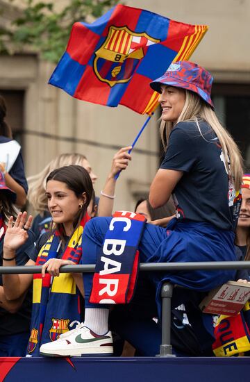 El recorrido de la rúa comenzó a las 18:00 en el Spotify Camp Nou. Desde ahí salieron los autobuses del equipo masculino y el femenino para celebrar juntos sus respectivos títulos ligueros.