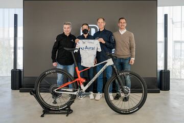 Miguel Pina (CEO de Mondraker), Silvia González, Abel Antón y José Navarro (concejal de Deporte de Elche). 