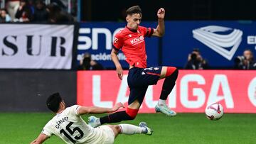 PAMPLONA, 02/11/2024.- El jugador del Osasuna Aimar Oroz (arriba) se enfrenta al suizo Eray Cömert, del Real Valladolid, durante el partido de la 12ª jornada de LaLiga en el Estadio de El Sadar, en Pamplona, este sábado. EFE/ Iñaki Porto
