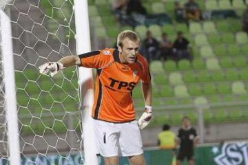 Debutó en 2013 con la camiseta de Santiago Wanderers. Más tarde iría a probar suerte a Twente sin buenos resultados. Hoy juega en Santiago Morning. 