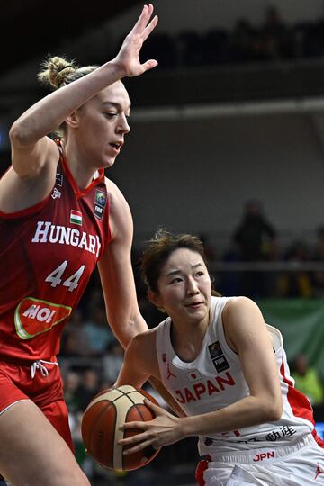 Bernadett Hatar, pívot de Hungría, trata de parar a la japonesa Mai Kawai durante el Preolímpico de Sopron (Hungría).