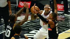 Kawhi Leonard, enmascarado, durante el partido de la NBA que ha enfrentado a Los Angeles Clippers y San Antonio Spurs