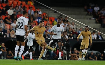 Sergio Busquets y Dimitri Foulquier.