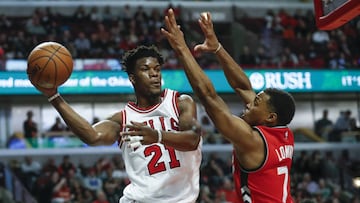 Jimmy Butler busca a un compa&ntilde;ero ante la presi&oacute;n de Kyle Lowry.