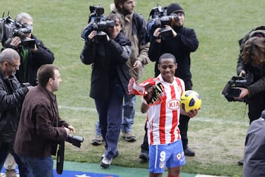 Procedente del Corinthians brasileño. El delantero de São Paulo no tuvo mucho éxito en el combinado rojiblanco y en el siguiente verano se marchó al Sporting de Portugal por 9 millones de euros.