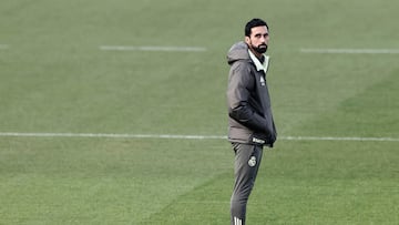 Real Madrid's new coach Alvaro Arbeloa leads a training session at Real Madrid Sports City in Valdebebas, in the outskirts of Madrid, on January 13, 2026. Real Madrid appointed Alvaro Arbeloa as new coach on January 12, 2026 after coach Xabi Alonso has left the club by mutual consent, a day after the team lost the Spanish Super Cup final against rivals Barcelona, AFP reports. (Photo by Oscar DEL POZO / AFP)
