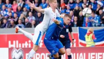 Islandia remonta frente a República Checa y es líder