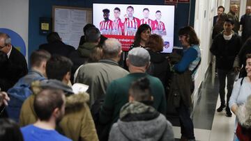 Los asistentes hicieron cola en el puesto del Atl&eacute;tico de la I feria del empleo de San Blas-Canillejas.