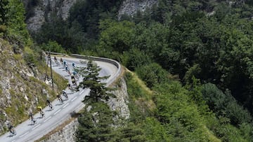 El pelotón rueda camino de Alpe d´Huez en el Tour de Francia 2015.