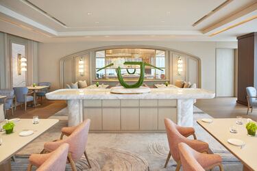 El restaurante Sézanne en Tokio, Japón, es un establecimiento de alta cocina que ofrece una experiencia de cocina francesa moderna con influencias japonesas de clase mundial. Se le considera uno de los mejores restaurantes de Asia y es reconocido por su impecable servicio, su elegante ambiente y la técnica del chef. Sézanne, dirigido por el chef británico Daniel Calvert, se especializa en una cocina francesa clásica pero con una ejecución ligera y precisa, aprovechando al máximo la calidad de los ingredientes locales de Japón.





