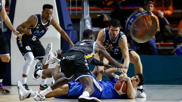 Jorge Bilbao, pívot del Fuenlabrada, agarra el balón ante la presión de Yannick Nzosa y Sergio Rodríguez.