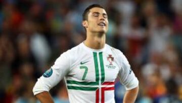 El jugador portugués Cristiano Ronaldo muestra su decepción después de perder ante la selección española en la serie de tiros penaltis durante la semifinal de la Eurocopa 2012 entre Portugal vs. España en Donetsk (Ucrania).
