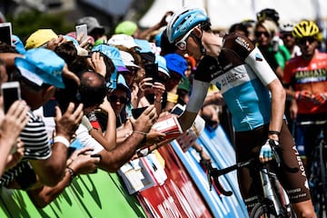 El francés Romain Bardet firma para sus aficionados.