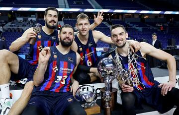 Los jugadores del Barcelona celebran la victoria.