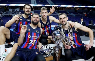 Los jugadores del Barcelona celebran la victoria.