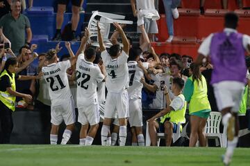 Los jugadores del Real Madrid Castilla celebran el 2-3.