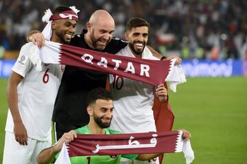 Los jugadores de Qatar celebran en el césped su primera Copa de Asia junto al entrenador español, Félix Sánchez. 
 