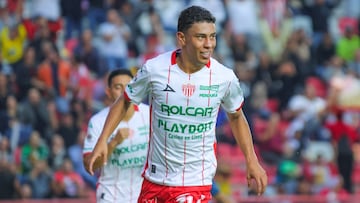 Johan Rojas festeja un gol con los Rayos del Necaxa.