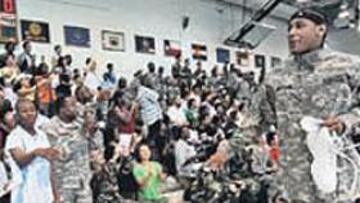 <b>A LA BATALLA . </b>Los jugadores visitaron una base naval en Corea.