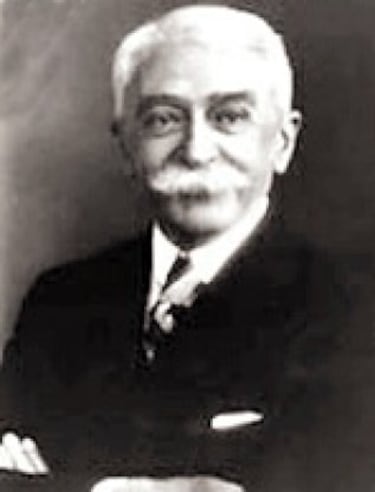 El barón Pierre de Coubertin, fundador del COI y de los Juegos Olímpicos modernos, fue el segundo presidente del Comité Olímpico Internacional. Su empeño de unir en una extraordinaria competición a los deportistas de todo el mundo, dio su fruto el 26 de junio de 1894 cuando se decide en la Sorbona de París instituir los Juegos Olímpicos. Se celebrarían cada cuatro años.