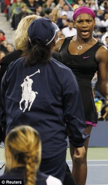 En semifinales del US Open 2009 ante Clijsters, la estadounidense perdió un punto al recibir una falta de pie y quedó match point en contra. La No. 1 del mundo insultó y amenazó a la jueza de línea, y la árbitro principal decidió penalizarla con un punto, lo cual le costó automáticamente el partido. 