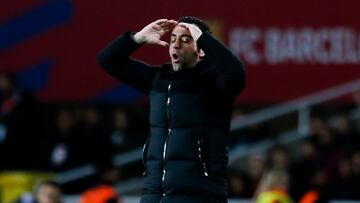 Xavi se lamenta en una acci¨®n del partido contra el Granada.