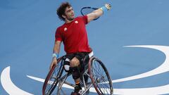 Daniel Caverzaschi, en un partido de tenis.