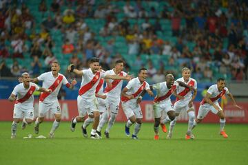La alegría de los jugadores peruanos tras la victoria en la tanda de penaltis (4-5).