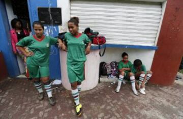 La Copa del Pueblo, se celebra entre los barrios pobres, en la barriada de Santa Marta, en Río de Janeiro. Cerca de 10 barrios pobres participaron en el evento deportivo organizado por la República Popular de Comité para la Copa Mundial y los Juegos Olímpicos, una colección de los activistas de la sociedad civil y los movimientos obreros, para protestar contra los efectos de la especulación inmobiliaria causada por el flujo de capital que acompaña a la Copa Mundial 2014 y Juegos Olímpicos de 2016.