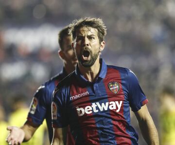 3 Títulos: 3 Europa League.
