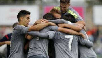 Los jugadores del Castilla celebran el tanto de Cedr&eacute;s.