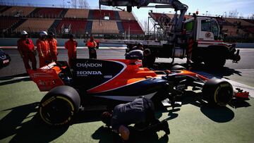 MONTMELO, SPAIN - MARCH 09: A member of the McLaren team inspects the car of Stoffel Vandoorne of Belgium and McLaren Honda after it stopped on track during day three of Formula One winter testing at Circuit de Catalunya on March 9, 2017 in Montmelo, Spain.  (Photo by Dan Istitene/Getty Images)