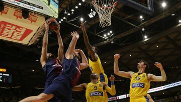 TEL01. TEL AVIV (ISRAEL), 08/02/2017.- Pierre Oriola (i) y Adrien Moerman (2-i) de Barcelona saltan por un rebote junto a Alex Tyus (c) y Jake Cohen (d) de Maccabi hoy, jueves 8 de febrero de 2018, en un juego de la Euroliga de Baloncesto entre Maccabi Fo