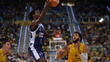 LAS PALMAS DE GRAN CANARIA, 27/12/2024.- Jean Montero (i), del Valencia Basket, entra a canasta ante George Conditt IV, del Dreamland Gran Canaria, durante el partido de la Liga Endesa de baloncesto que ambos equipos disputan este viernes en el Gran Canaria Arena. EFE/Ángel Medina