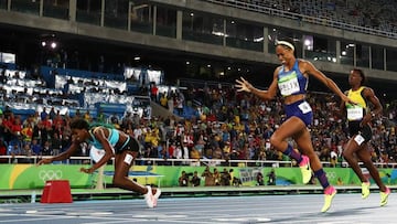 Shaunae Miller entra en ca&iacute;da a la meta.