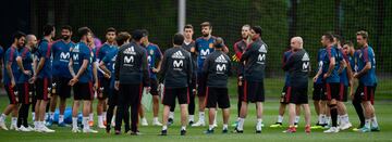 Charla de Fernando Hierro y su cuerpo técnico con los jugadores.