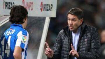 GRA457. SAN SEBASTIÁN, 23/11/2012.- El entrenador francés de la Real Sociedad, Philippe Montanier (d), da instrucciones a Rubén Pardo (i) durante el partido de Primera División ante Osasuna disputado esta noche en el estadio de Anoeta, en San Sebastián. EFE/Juan Herrero.