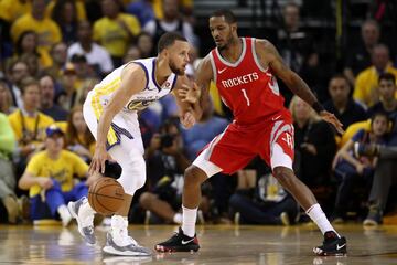 Curry vigilado por Ariza.