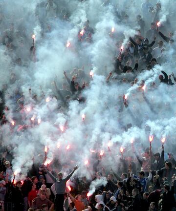 Ultras del Zenit de San Petesburgo, uno de los grupos más violentos y radicales, hicieron público un manifiesto contra los futbolistas negros y homosexuales: "No somos racistas, pero la ausencia de jugadores negros es una importante tradición que refuerza la identidad del club" rezaba el documento. De ideología Nazi han llegado a ataviarse con capuchas del  Ku Klux Klan y mensajes de "100% blancos".