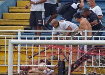 Ambas hinchadas se enfrentaron en las gradas del estadio. El árbitro tuvo que parar el partido y la policía intervenir ante la dureza de los enfrentamientos.