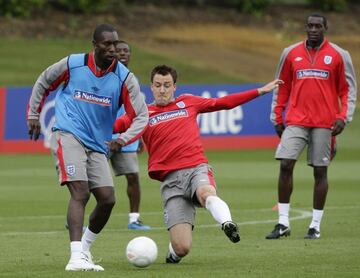 John Terry hace una entrada a Carlton Cole en un entrenamiento de la selección inglesa en 2009.