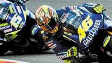 <b>HIPERMOTIVADO.</b> Valentino Rossi tenía más ganas que nunca de darle una alegría a su afi ción y resistió en todo momento el acoso de Sete Gibernau. Lástima de lluvia...