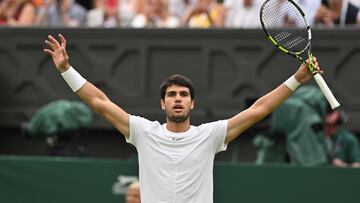Spain's Carlos Alcaraz celebrates beating Chile's Nicolas Jarry during their men's singles tennis match on the sixth day of the 2023 Wimbledon Championships at The All England Tennis Club in Wimbledon, southwest London, on July 8, 2023. (Photo by Glyn KIRK / AFP) / RESTRICTED TO EDITORIAL USE