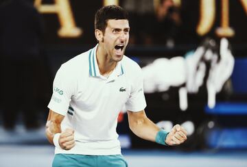 El tenista serbio Novak Djokovic levanta su 18º Grand Slam y su 9 Open de Australia al imponerse al ruso Daniil Medvédev en tres sets (7-5, 6-2 y 6-2) en la final del Gran Slam.