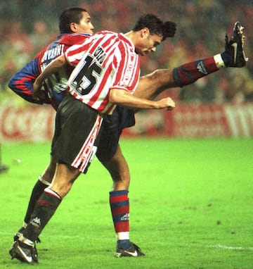 Comenzó en las categorías inferiores del Athletic. Al finalizar la temporada 1998-99 el Athletic Club lo traspasó al RCD Espanyol por 300 millones de pesetas.