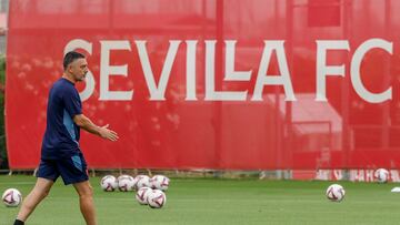 GRAFAND2338. SEVILLA, 06/07/2024.- El entrenador Francisco Javier García Pimienta dirigiendo hoy sábado su primer entrenamiento con la plantilla del Sevilla FC en la ciudad deportiva del club sevillano. EFE / Julio Muñoz