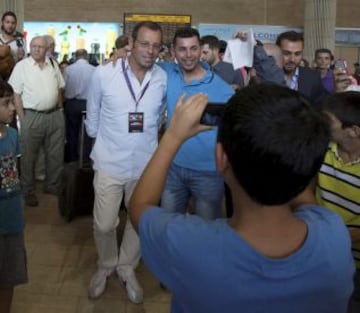 Sandro Rosell fotografiandose con seguidores en el aeropuerto de Tel Aviv (Israel).